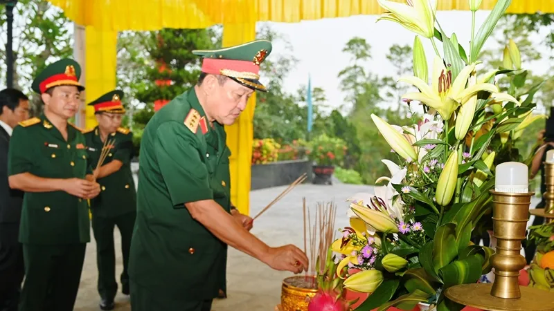 Thượng tướng Võ Minh Lương dâng hương tại lễ truy điệu. Ảnh: ĐCSVN