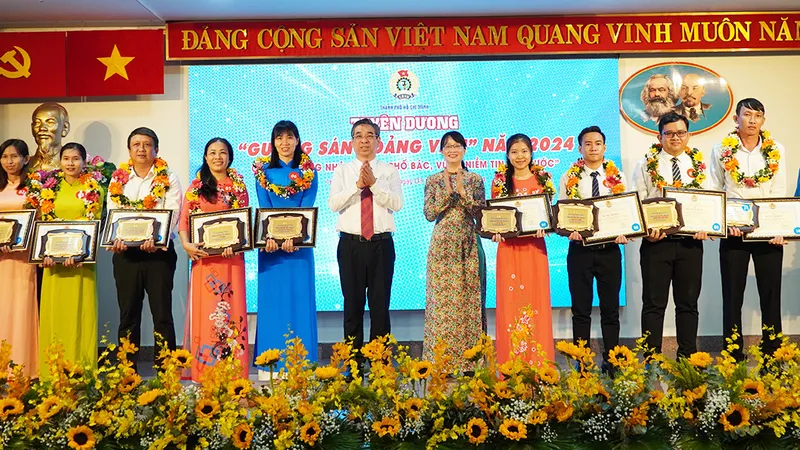 Gỡ khó trong phát triển đảng viên khu vực đặc thù: Công nhân với niềm tin vào Đảng
