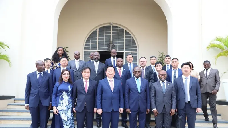 Đoàn đại biểu Đảng Cộng sản Việt Nam chụp ảnh lưu niệm tại Bộ Ngoại giao Angola. Ảnh: Hồng Minh/TTXVN