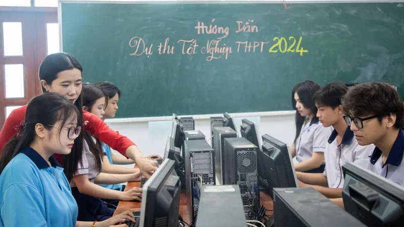 Giáo viên Trung tâm Giáo dục phổ thông (Trường Đại học Công thương TPHCM) hướng dẫn học sinh đăng ký dự thi tốt nghiệp THPT năm 2024. Ảnh: THANH HÙNG