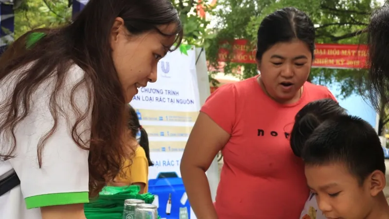 Người dân ở quận Tân Phú được Công ty TNHH MTV Môi trường đô thị TPHCM hướng dẫn phân loại rác tại nguồn để tăng khả năng tái chế rác thải nhựa