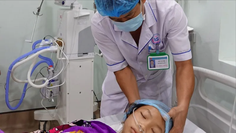 Em Thư trong tình trạng đứt lìa hai chân