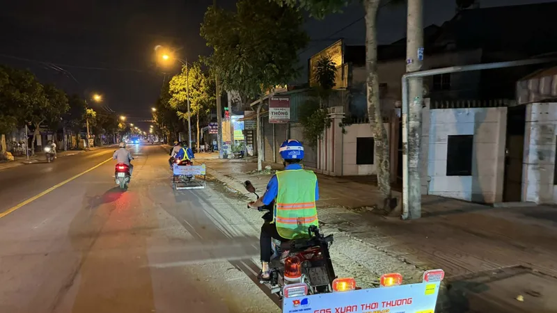 Đội SOS Xuân Thới Thượng “Hiệp sĩ” giữa đêm khuya
