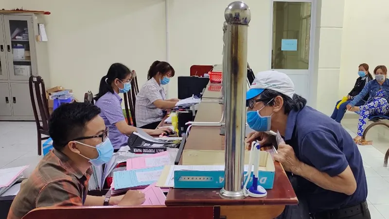 Người dân làm thủ tục hành chính tại UBND xã Vĩnh Lộc B, huyện Bình Chánh (Ảnh minh họa)