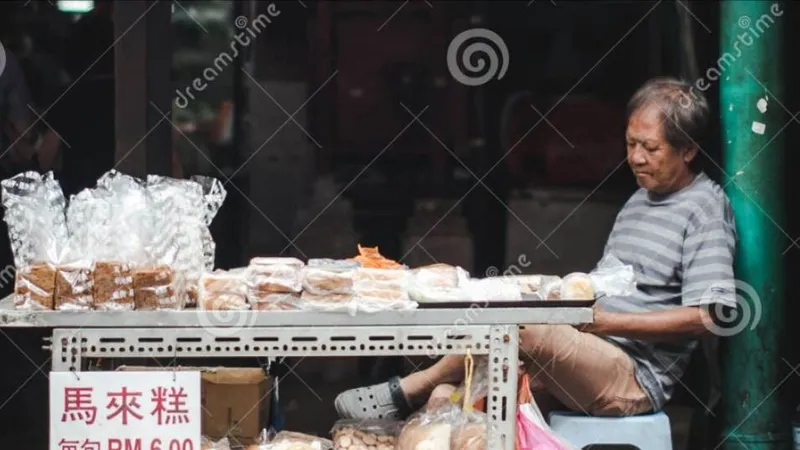 Một người đàn ông bán bánh mì trên đường Petaling, Kuala Lumpur. Ảnh: Dreamtimes