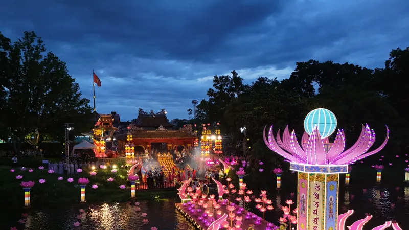 Lễ hội hoa đăng tại bến Nghinh Lương Đình