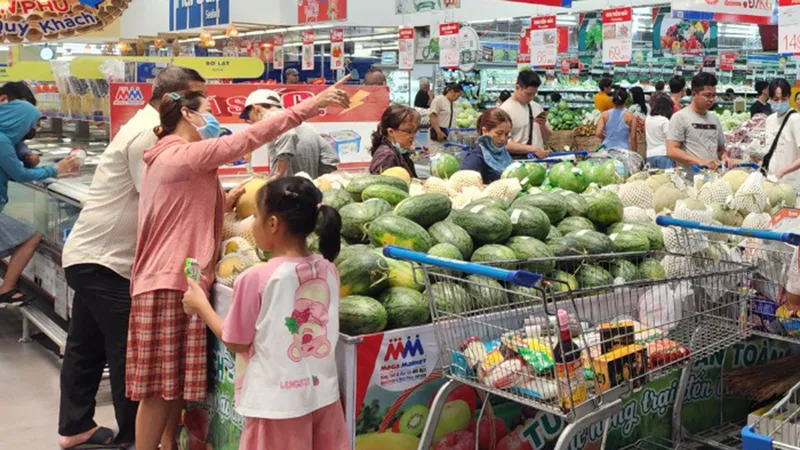 Người dân chọn mua thực phẩm tại siêu thị MM Mega Market trên địa bàn TPHCM. Ảnh: KIÊN TRUNG