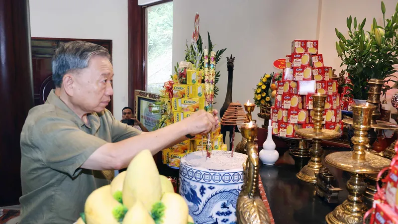 Chủ tịch nước Tô Lâm dâng hương tưởng niệm Đại tướng Võ Nguyên Giáp tại Khu di tích Quốc gia đặc biệt rừng Trần Hưng Đạo, tỉnh Cao Bằng. Ảnh: TTXVN