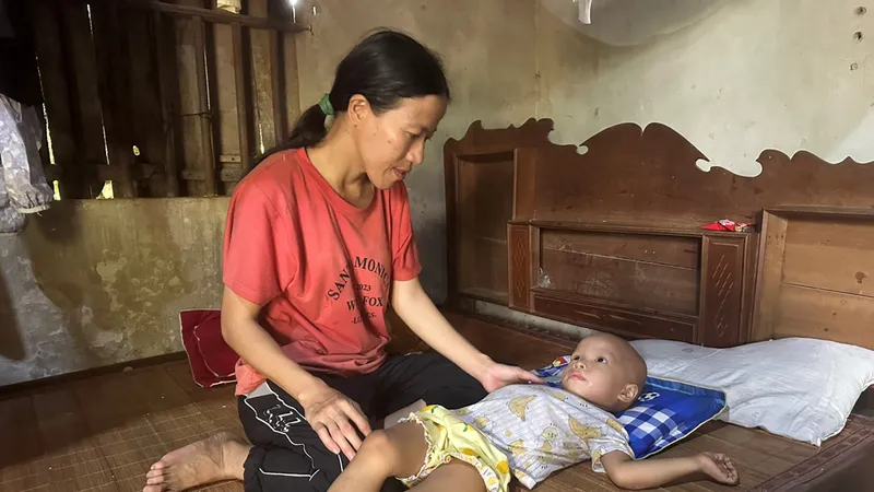 Chị Nguyễn Thị Thuận và con gái là Nguyễn Thị Trà Giang