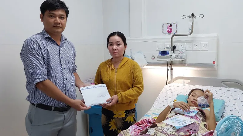 Đại diện Báo SGGP trao số tiền của bạn đọc hỗ trợ cho gia đình em Nguyễn Trần Anh Thư