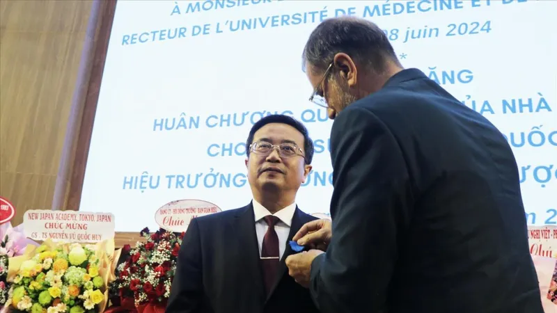 Ông Olivier Brochet, Đại sứ Cộng hòa Pháp tại Việt Nam, thay mặt Tổng thống Cộng hòa Pháp trao Huân chương Công trạng Quốc gia, tước hiệu Hiệp sĩ cho GS-TS Nguyễn Vũ Quốc Huy. Ảnh: TTXVN