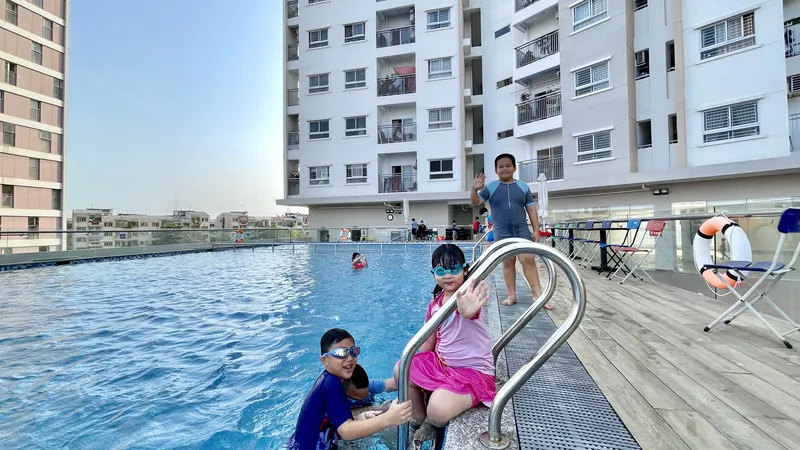 Các em nhỏ vui đùa tại hồ bơi của một chung cư ở TP Thủ Đức (TPHCM). Ảnh: HOÀNG HÙNG