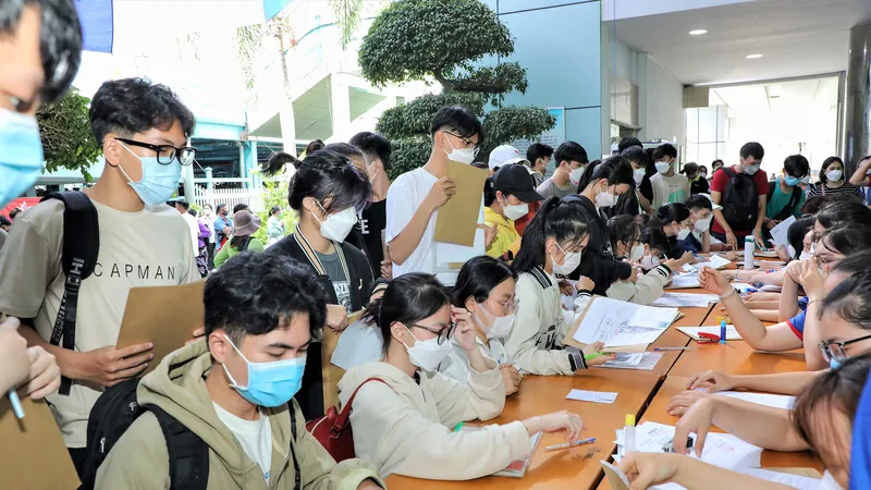 Tân sinh viên nhập học tại Trường ĐH Công nghiệp TPHCM. Ảnh: THANH HÙNG