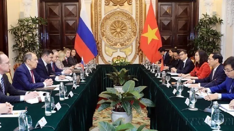 Bộ trưởng Ngoại giao Bùi Thanh Sơn hội đàm với Bộ trưởng Ngoại giao Sergey Lavrov thăm Việt Nam đúng thời điểm 10 năm thiết lập quan hệ Đối tác chiến lược toàn diện giữa hai nước (Hà Nội, 6-7-2022). Ảnh: TTXVN