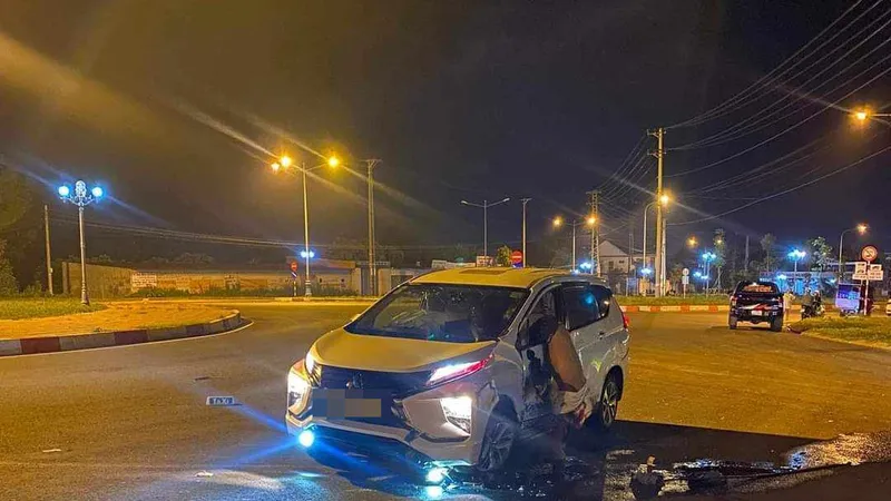 Taxi tông vào vòng xoay khiến tài xế tử vong tại chỗ