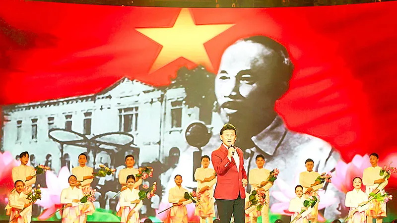 NSND Tạ Minh Tâm biểu diễn bài hát Lời Bác sáng mãi muôn đời. Ảnh: DŨNG PHƯƠNG