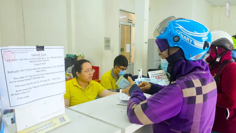 Niềm vui ngày nhận lương hưu, trợ cấp theo mức hưởng mới