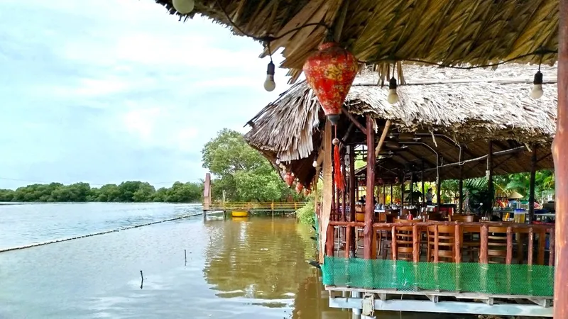 Nhà hàng xây dựng hàng loạt địa điểm kinh doanh lấn chiếm bờ sông Bình Lợi