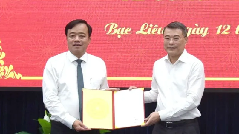 Đồng chí Lê Minh Hưng (bìa phải) trao quyết định cho đồng chí Huỳnh Quốc Việt