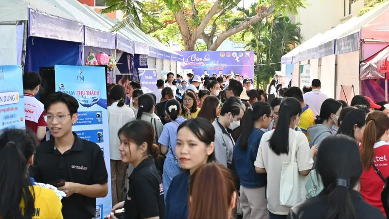 Nhiều sinh viên, người lao động tham gia ngày hội