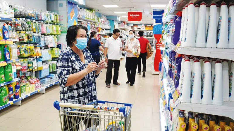 Cử tri và người dân lo lắng tăng lương cơ sở sẽ tác động tăng giá hàng hóa. Ảnh: HOÀNG HÙNG