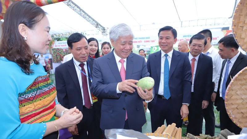 Chủ tịch Ủy ban Trung ương MTTQ Việt Nam Đỗ Văn Chiến tham quan gian trưng bày các sản phẩm OCOP của tỉnh Thanh Hóa