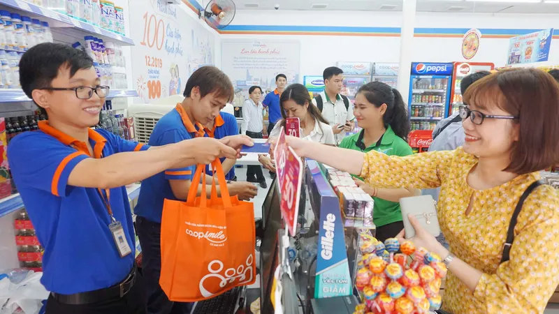 Khách hàng mua sắm tại Co.opSmile