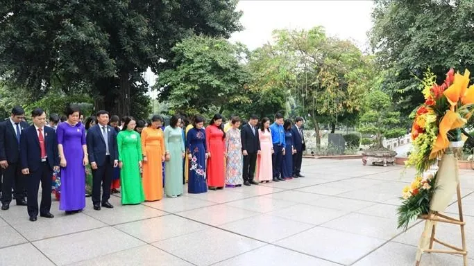 Lãnh đạo TP Hà Nội dâng hoa tại tượng đài biểu tượng của tinh thần đại đoàn kết toàn dân tộc