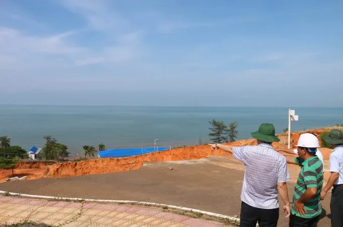 Nước kèm cát đỏ từ trên dự án Sentosa Villa đổ ập xuống phía dưới khu du lịch Mũi Né
