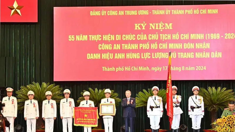 Tổng Bí thư, Chủ tịch nước Tô Lâm trao danh hiệu Anh hùng lực lượng vũ trang nhân dân cho Công an TPHCM