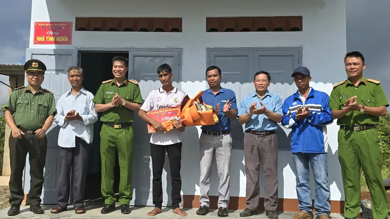 Ấm áp những căn nhà tình nghĩa ở buôn làng