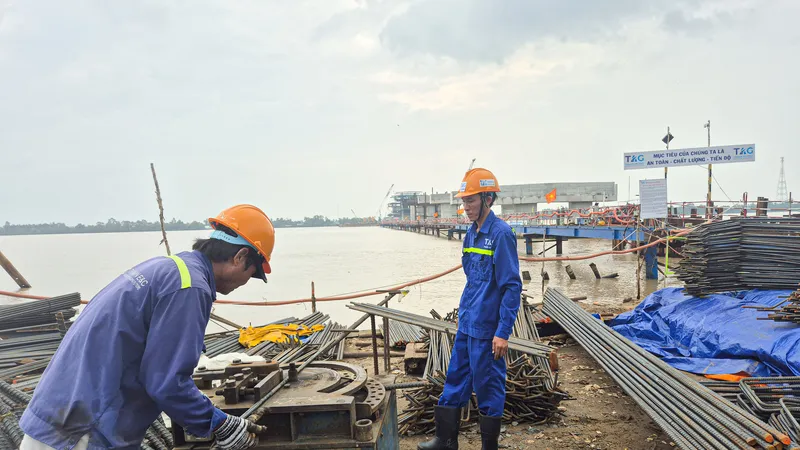 Các công nhân đang tích cực làm việc tại công trường cầu Đại Ngãi 2