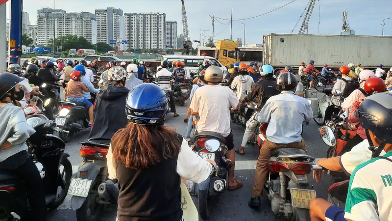 Bắt đầu kỳ nghỉ lễ, nhiều tuyến đường TPHCM kẹt xe