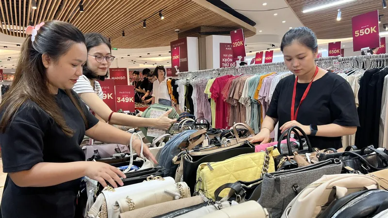 Khách chọn mua hàng khuyến mãi tại Trung tâm thương mại Union Square, quận 1, TPHCM