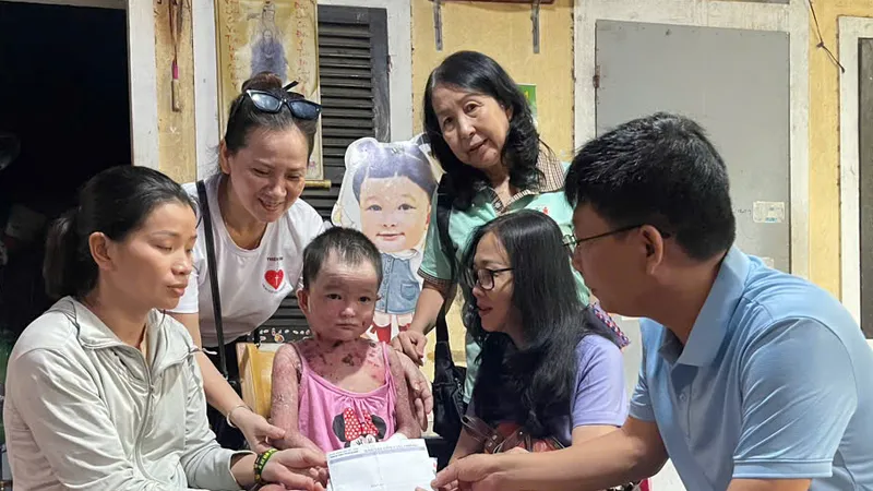 Đại diện Báo SGGP khu vực miền Trung phối hợp Báo Thừa Thiên Huế đến thăm hỏi và trao 43 triệu đồng bạn đọc giúp bé Hứa Ngọc Linh