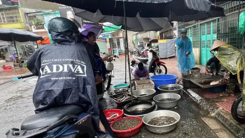 Hà Nội đón bão: chợ dân sinh đóng, siêu thị mở