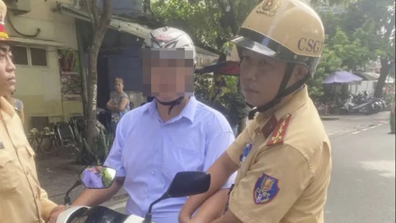 Nguyễn Minh Tuấn (chính giữa) thực nghiệm lại hiện trường