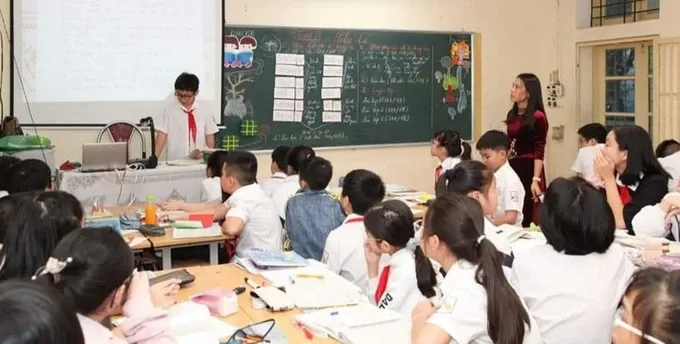 Bộ GD-ĐT đã bỏ đề xuất quy định miễn học phí cho con nhà giáo. Ảnh minh họa