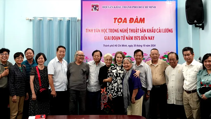 Các đại biểu, tác giả, đạo diễn, nghệ sĩ, nhà nghiên cứu lý luận phê bình tham gia buổi tọa đàm. Ảnh: THÚY BÌNH
