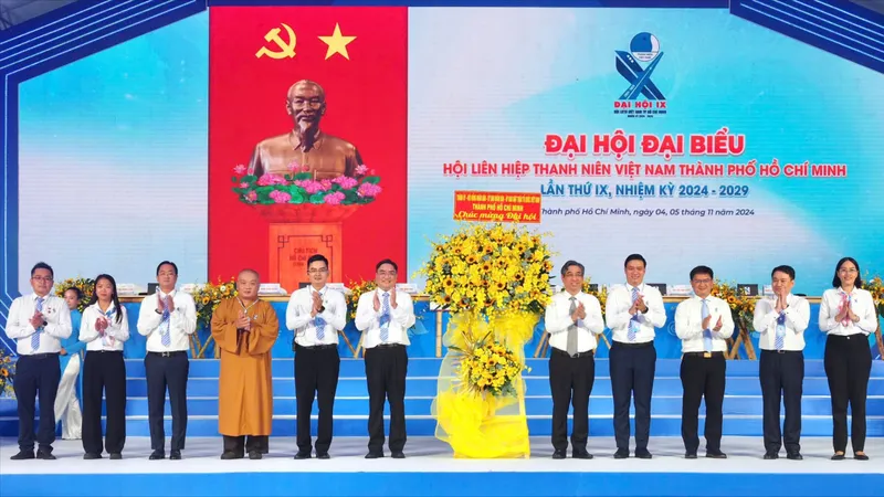 Đồng chí Nguyễn Phước Lộc, Phó Bí thư Thành ủy, Bí thư Đảng đoàn, Chủ tịch ủy ban MTTQ Việt Nam TPHCM tặng hoa của Thành Ủy, HĐND, UBND, Ủy ban MTTQ Việt Nam TPHCM đến đại hội. Ảnh HOÀNG HÙNG