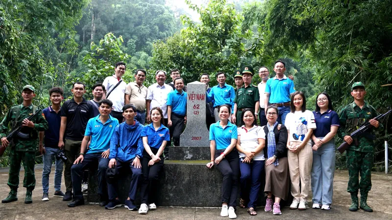 Cụm thi đua số 3- Công đoàn Viên chức TP Hồ Chí Minh chụp hình lưu niệm tại Cột mốc số 62. ảnh: VIỆT NGA 