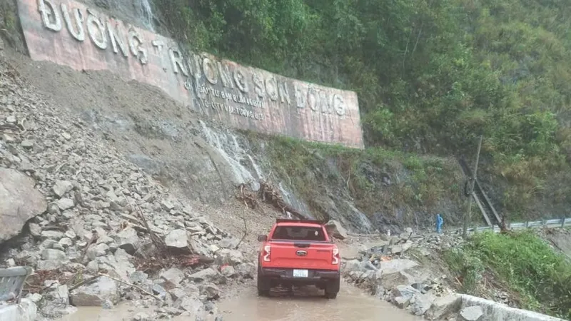 Đường Trường Sơn Đông tiếp tục sạt lở, chia cắt giao thông nhiều giờ