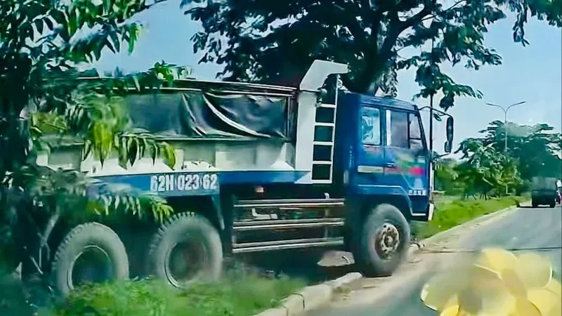 Phạt tài xế xe ben ngang nhiên cán qua dải phân cách cứng chuyển làn trên đường Nguyễn Văn Linh