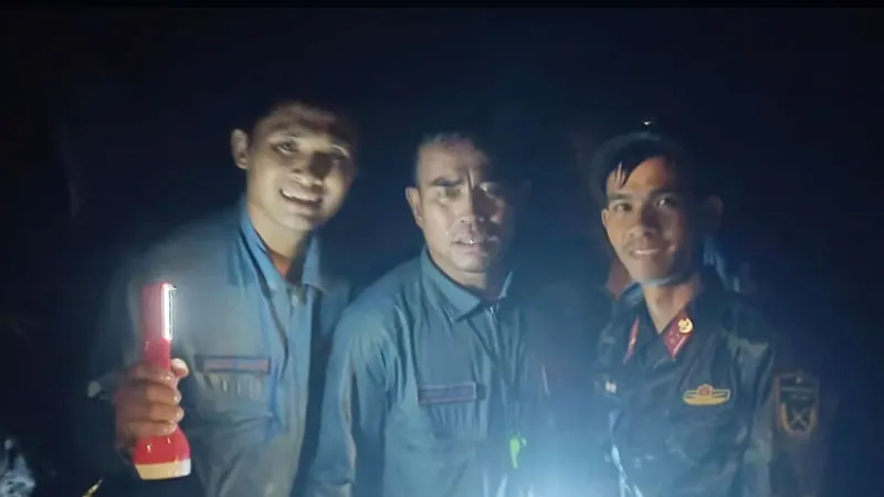 Lực lượng tím kiếm đã tìm thấy, hỗ trợ Đại tá Nguyễn Văn Sơn (giữa).