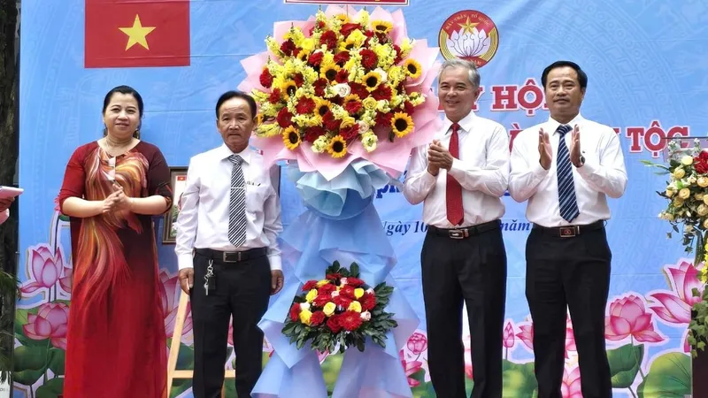 Đồng chí Ngô Minh Châu, Trưởng ban nội chính Thành ủy TPHCM tặng hoa chúc mừng ngày hội