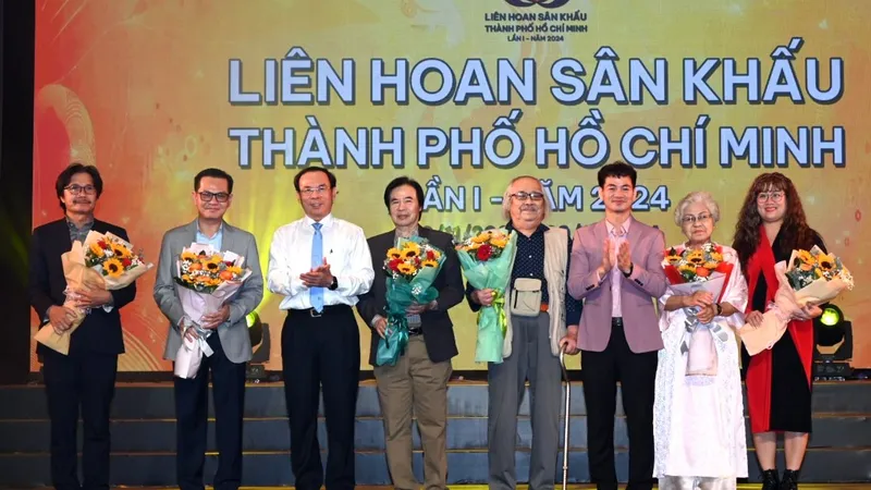 Bí Thư Thành ủy TPHCM Nguyễn Văn Nên và Cục trưởng Cục Nghệ thuật Biểu diễn Bộ VH-TT&DL - NSND Nguyễn Xuân Bắc, tặng hoa Hội đồng Giám khảo Liên hoan Sân khấu TPHCM lần thứ 1 năm 2024. Ảnh: DŨNG PHƯƠNG