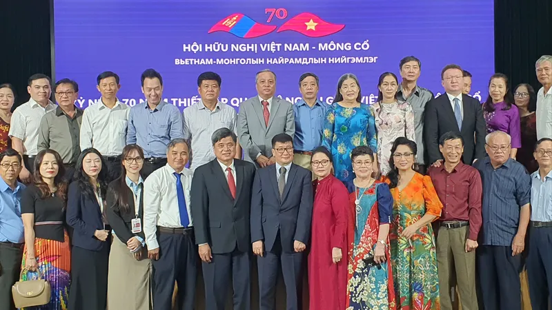 Các đại biểu chụp ảnh lưu niệm. Ảnh: THỤY VŨ
