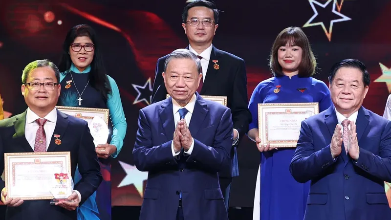Tổng Bí thư Tô Lâm trao biểu trưng tôn vinh các điển hình tiêu biểu toàn quốc trong Học tập và làm theo tư tưởng, đạo đức, phong cách Hồ Chí Minh. Ảnh: TTXVN