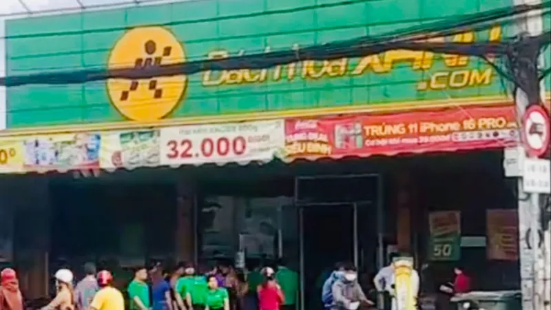 Cháy cửa hàng Bách Hóa Xanh ở huyện Bình Chánh