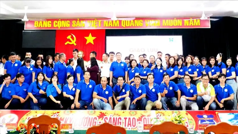 Cán bộ, giáo viên Trường THPT Nguyễn Công Trứ giao lưu Lữ đoàn 167 Vùng 2 Hải quân